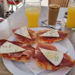 Tostade mit Serrano, Tomaten und Ziegenkäse 😜