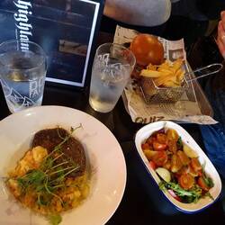 Haggis mit Härdöpfustock und Burger mit Pommesfrites und Coleslaw