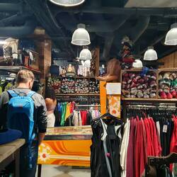 Secondhand-Lade wome Chleider nach Gwicht zaut