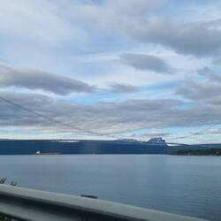 Über diese Brücke mussten wir