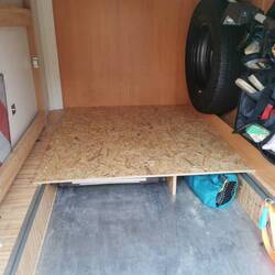 Umbauarbeiten um besser an Stühle und Tisch zu kommen