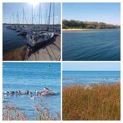 Der kleine Hafen und der Naturstrand strahlen Ruhe aus