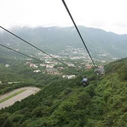The ropeway from Owakudani to Sounzan.