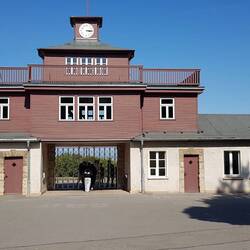 die Uhr des Lagertors zeigt 15:15 Uhr ... das ist die Stunde der Befreiung