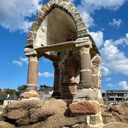 Hier hat St-Guirec in einem Steintrog die Küste der Bretagne erreicht.