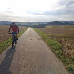 steile Anfahrt ins Dorf