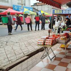 Am Morgen: Leere Körbe