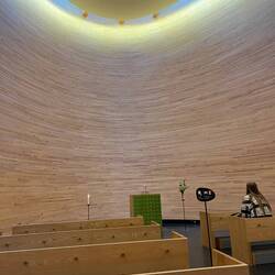 Innenraum der Kamppi-Kapelle - ein Ort totaler Ruhe.