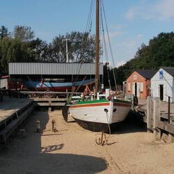 Das Hafen-Freilichtmuseum war schön gemacht, die Schuppen waren voll mit Netzen, verschied. Booten