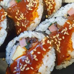 Gimbap mit scharfer Soße