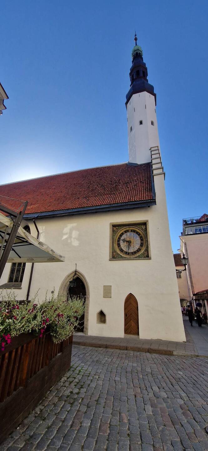 Eingang zur Heilig-Geist-Kirche mit der ältesten Uhr Tallinns Geschichte aus dem 17. Jahrhundert