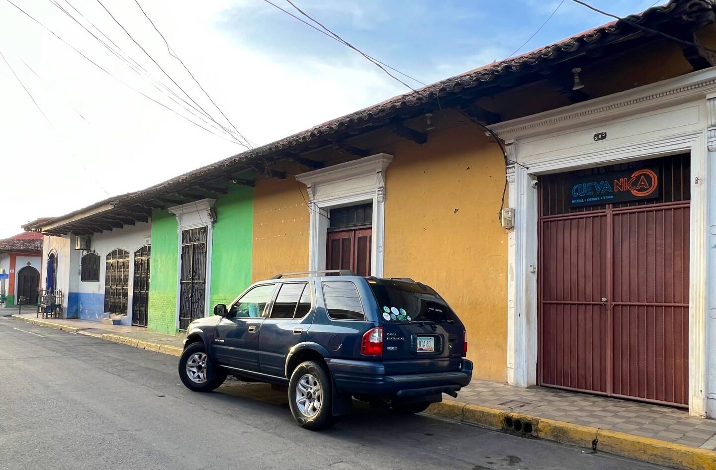 Der Isuzu vor dem Cueva Nica Hostel 🏠