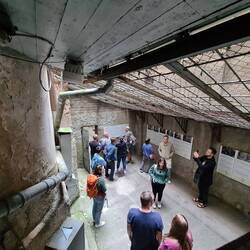 Innenhof, täglich max 15 Min. Frischluft und Tageslicht für die Insassen