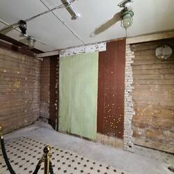 Exekutions Raum. Jeder farbige Punkt zeigt Einschussloch, krass...