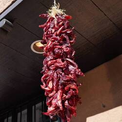 Typical New Mexican red chile ristras / Typische getrocknete Chilischoten
