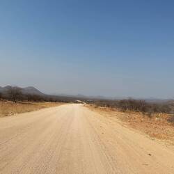 ...auf den endlosen und staubigen Pisten in Richtung Angola