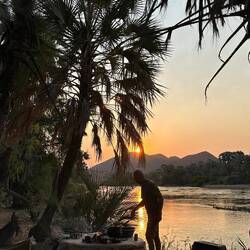 Sonnenuntergang mit Kunene und Micha beim Kochen des Abendessens