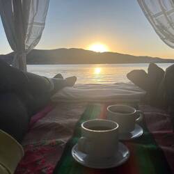 Tee bei Sonnenuntergang