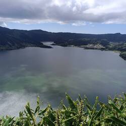 Den Kratersee von der Nordseite aus gesehen