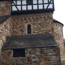 Auch eine Romanische Basilika hat ein Anrecht auf einen Fachwerk-Anbau.