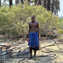 Und da stand er: der junge Himba, so wie er jeden Tag seine Kühe hütet.