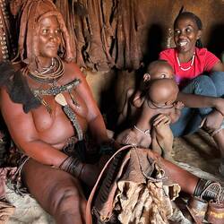 Die Himba Frau ist die Oma mit ihren Enkelkindern.