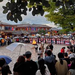 Volkstänze der Naxi auf dem Marktplatz