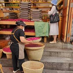 Rosenblüten sind Backzutat und Dekoration
