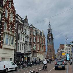 Im Hintergrund der Turm Munttoren