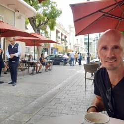 Coffee at a très French sidewalk café