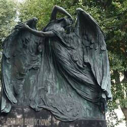 A sculpture on one of the tombs