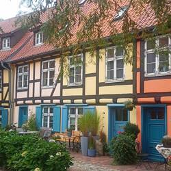 Häuser im alten Innenhof des Klosters
