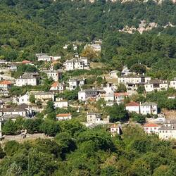 Das Dorf Vikos von der anderen Talseite gesehen