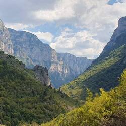 Der Blick durch die Vikos-Schlucht von weiter unten