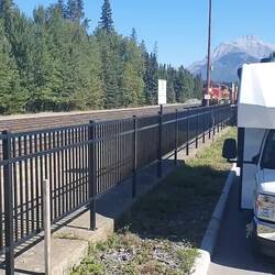 Parkplatz direkt an den Gleisen in Banff.