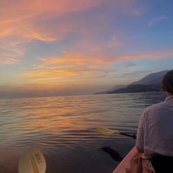Auf dem Rückweg genossen Mia und Annelin den wunderschönen Sonnenuntergang vom Kajak aus