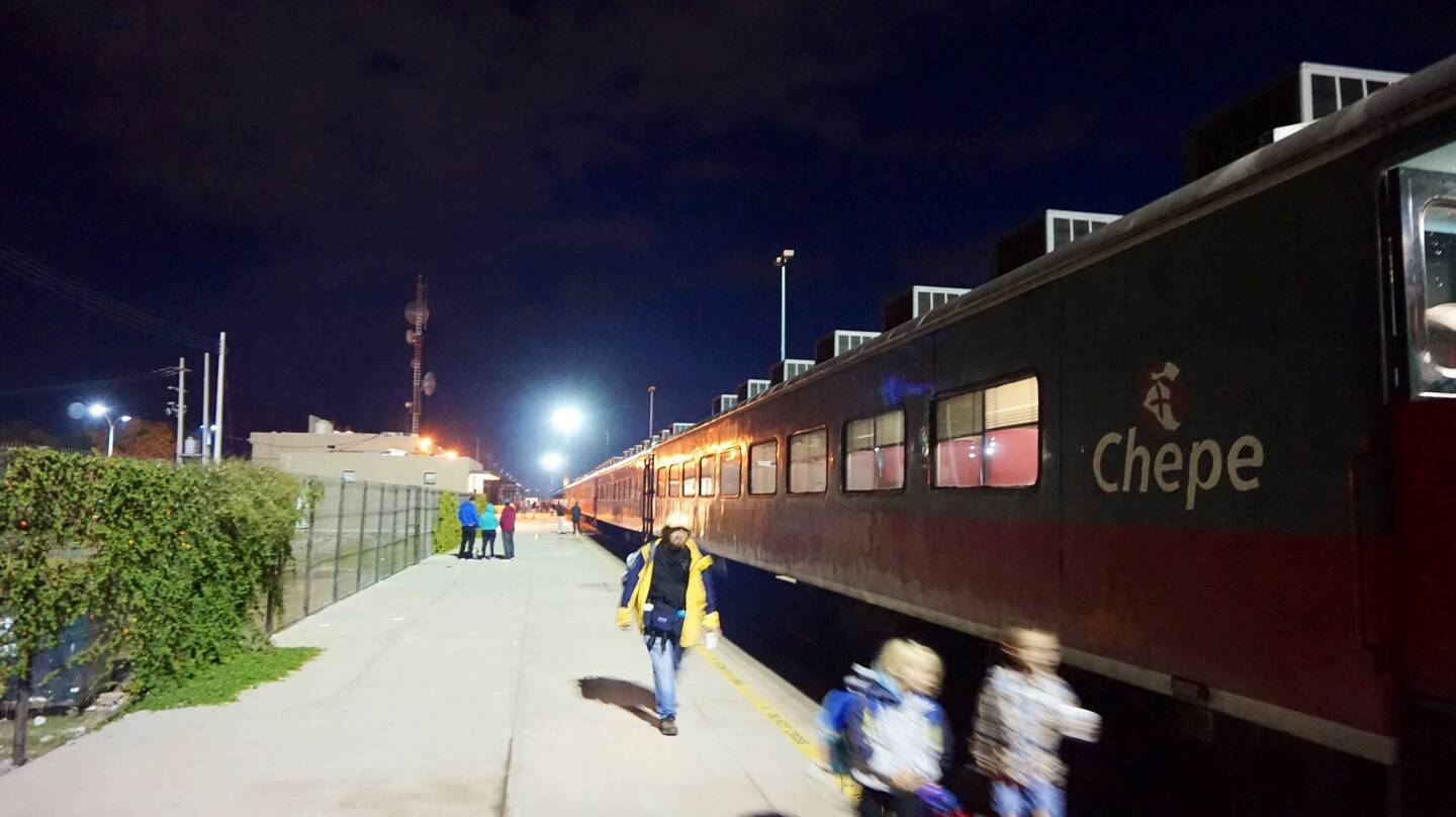 In der Morgendämmerung am Bahnhof