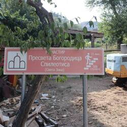 Schilder und Aufschriften sind aufgrund der kyrillischen Schrift hier immer kaum lesbar