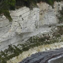 Hier kan je goed de tussenlaag op de klif zien.