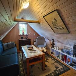 Boven is de zitkamer.