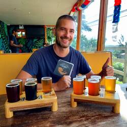 Glückliches Geburtstagskind beim Bier-Tasting in der lokalen Brauerei 🍻🥳😁