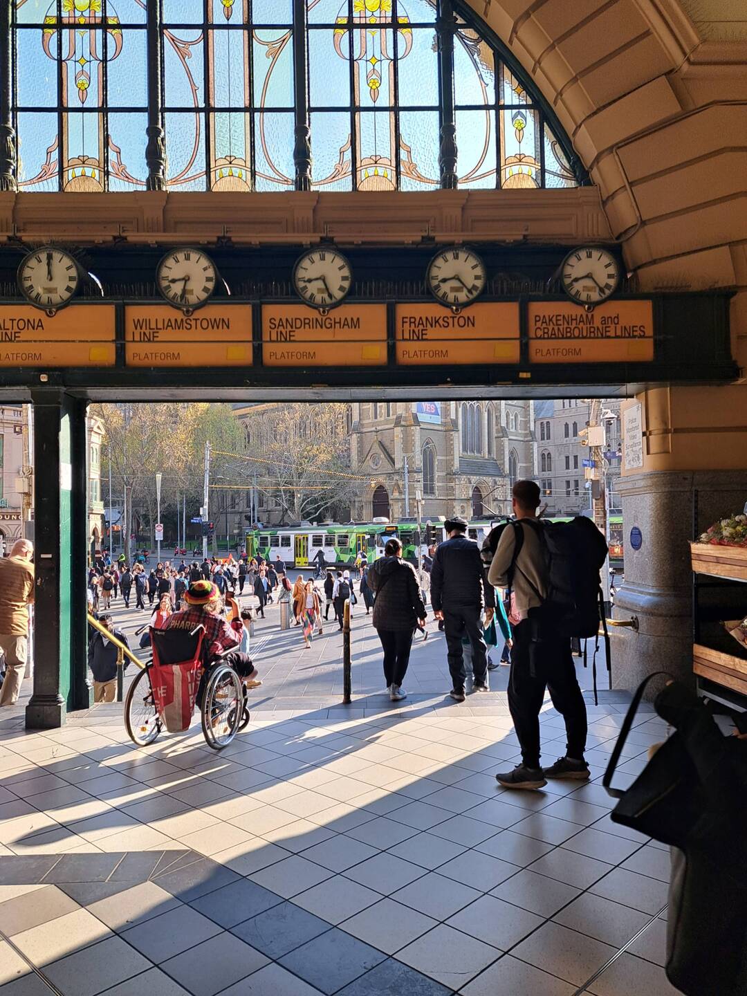 Ankunft am Bahnhof im sunshine