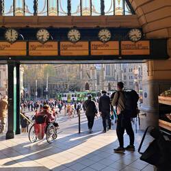 Ankunft am Bahnhof im sunshine