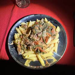 Und wieder Michas' Sterneküche! Heute: Geschnetzeltes vom Wasserbock an Sahne-Spinatsauce mit Nudeln