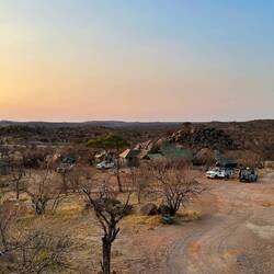 Unser Camp liegt super schön inmitten der Etosha Landschaft.