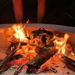 Yesh! Pop Corn! Gemacht im offenen Feuer. Schmeckt doppelt gut.
