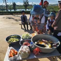 Zweites Frühstück mit Hutträgerinnen