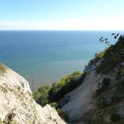 Heel diep naar beneden kijken.