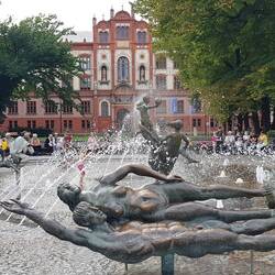 Brunnen vor der Universität