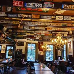 Nummernschilder dekorieren diese Gaststätte